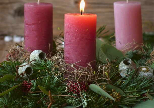     Traditioneller Adventkranz mit einer brennenden Kerze / Österreich